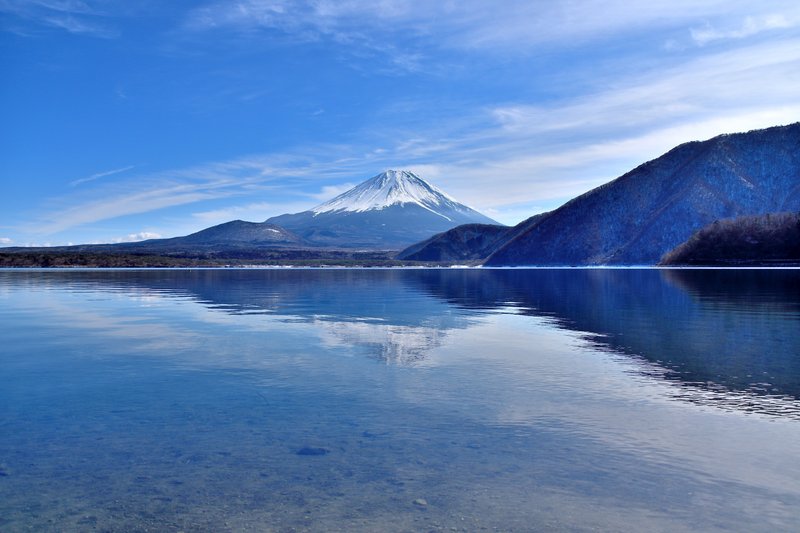 本栖湖は富士五湖の中で最も透明度が高く、深い湖で最大121.6mの深さがあります🌊