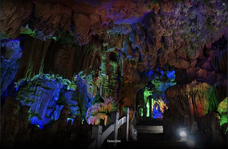 中国のとある洞窟。ライトアップがされているんですが逆に怖くなっています。特に青いところ。ホラー小説の舞台になりそうです。