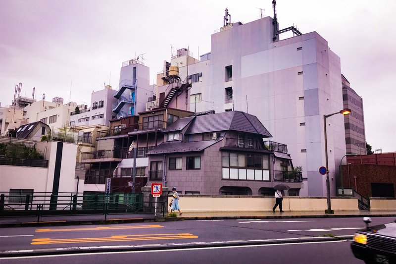 少し変わった建物に憧れる。 それは街の景観の1つになっているような建物で、居心地の良さそうなものだ。そういう建物に住んでみたいと思う。それは、よくよく考えてみると憧れの生き方な気がする。人とは少し違う、だけど居心地の良い人生を歩みたい。自分が好きなものをじっくりと眺めて考えるといろいろなことがわかってくる。