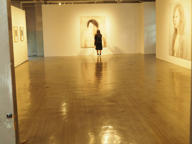 「一人みつめていた絵画展」＠無料の絵画展に一人の女性がかなり長い時間微動だにせず一枚の絵画を見つめていた。こんな不思議な空間にであえたことの驚き。