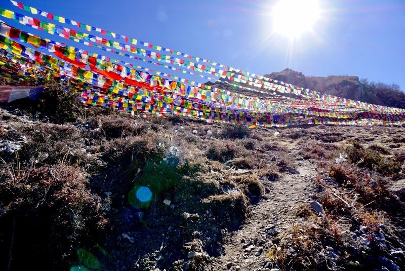 ネパール、ヒマラヤの奥地、ヒンズー教とチベット仏教の聖地ムクティナートにはタルチョがはためく山道がある。富士山より高い標高だけに太陽の力がダイレクトに届く。とてもクリアな空気感の中、気持ちよく歩いていた。