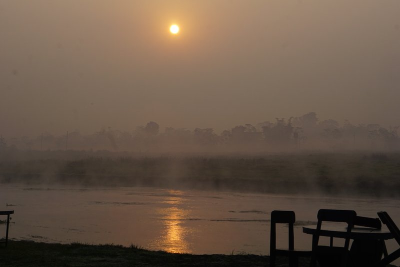 ネパールは標高差が大きい。低地にあるチトワン国立公園は冬でも暖かく、インドサイ、ヒョウ、ワニ、象、ベンガルトラなどが生息する野生の楽園で、世界遺産にもなっている。公園の近くにある宿のすぐ前には川が流れ、とても濃い朝靄がしばらく立ち込めているので、太陽がかなり高くなってもまだ、夜明けの雰囲気があたり一面に漂う。旅先で過ごす時間に無駄はひとつもない。寝たいだけ寝て、ゆっくり起きて、のんびり歩き、気が向いたらフラッと街へ行き、気合が入ったら公園へ行ってみる。何にも考えない