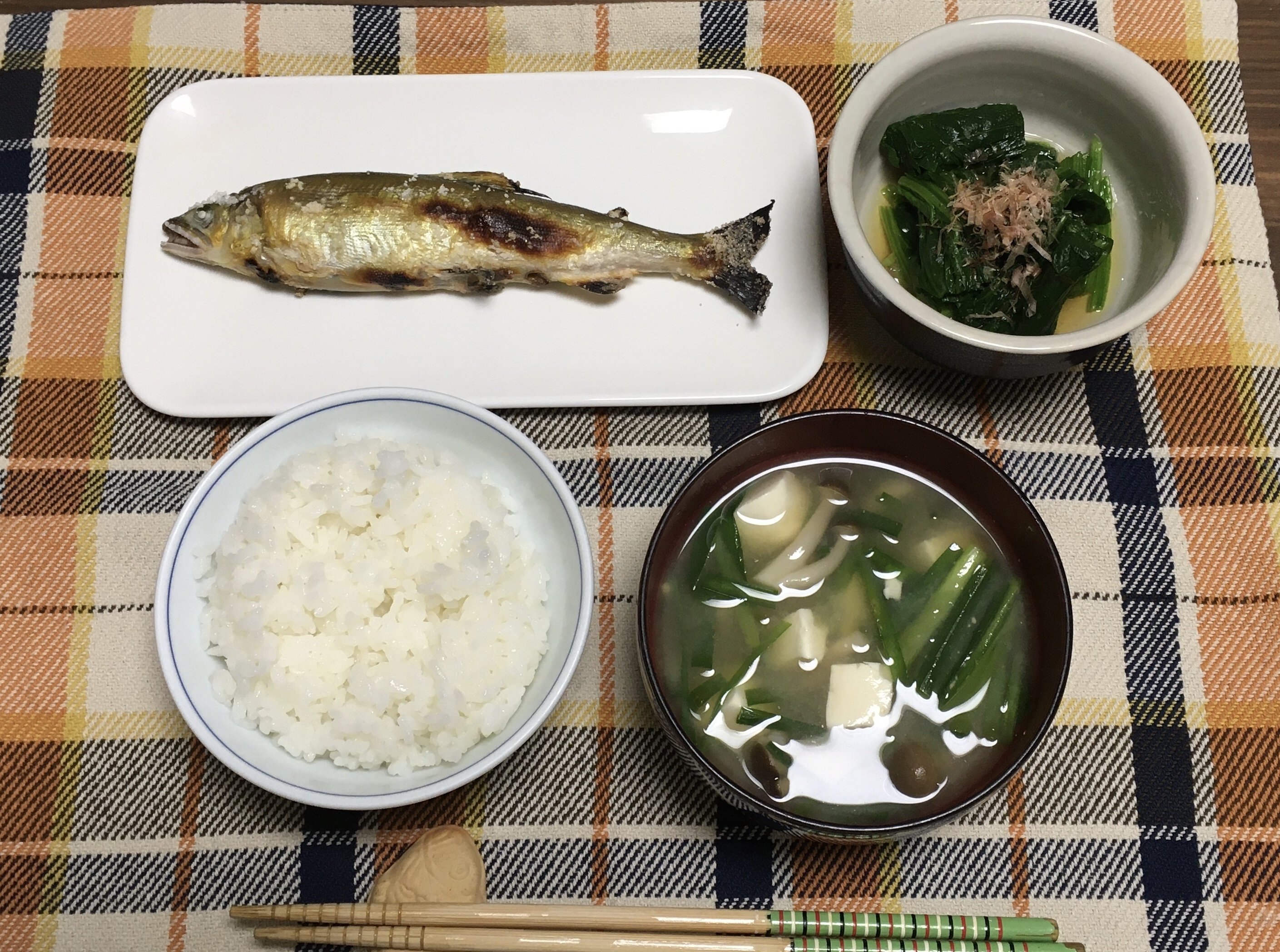 0729夕食 鮎の塩焼き ほうれん草のおひたし しめじとニラの味噌汁 ご飯 針絵 Note