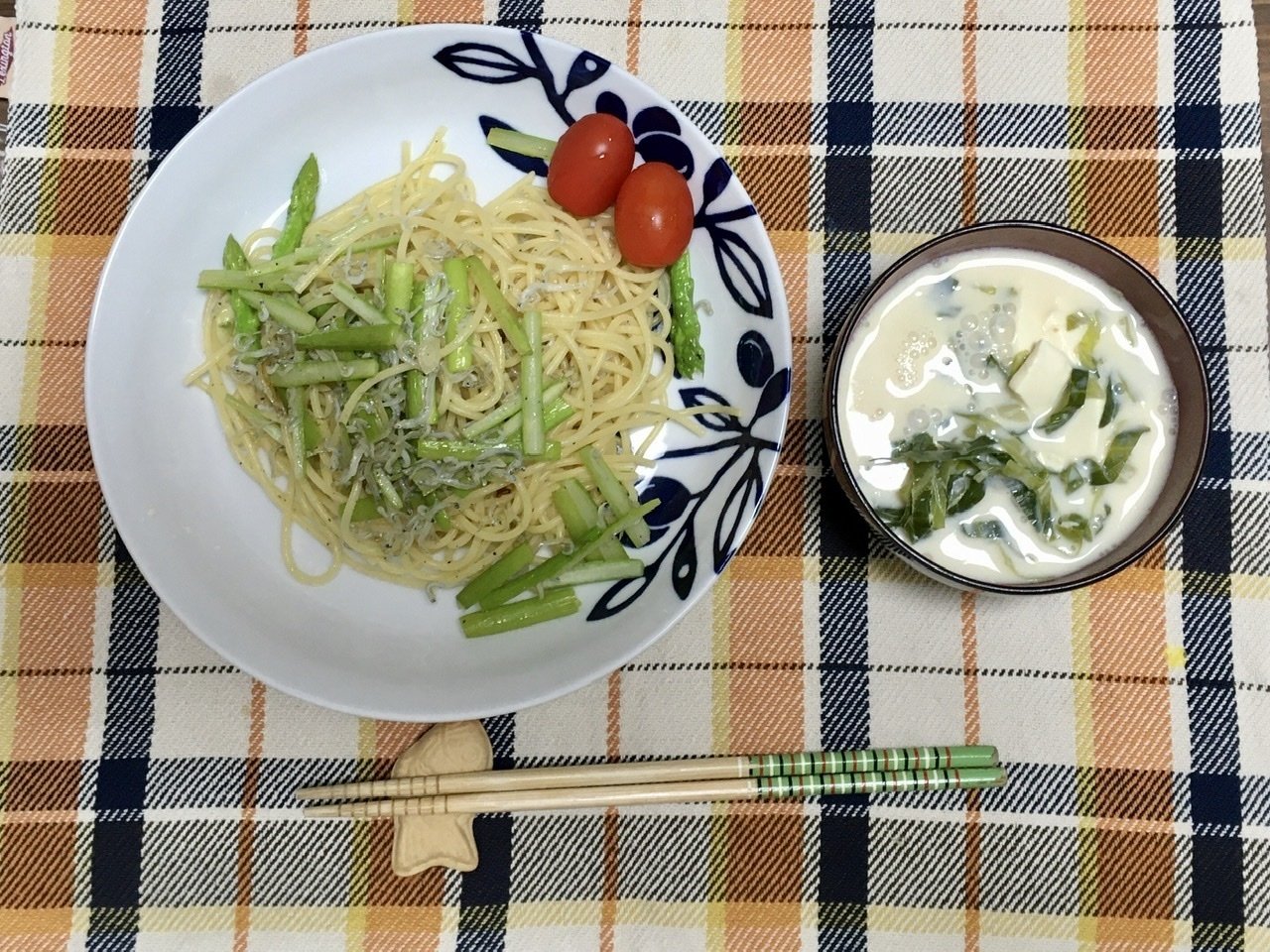 0730夕食 アスパラとしらすのスパゲティ キャベツと豆腐の豆乳味噌汁 針絵 Note