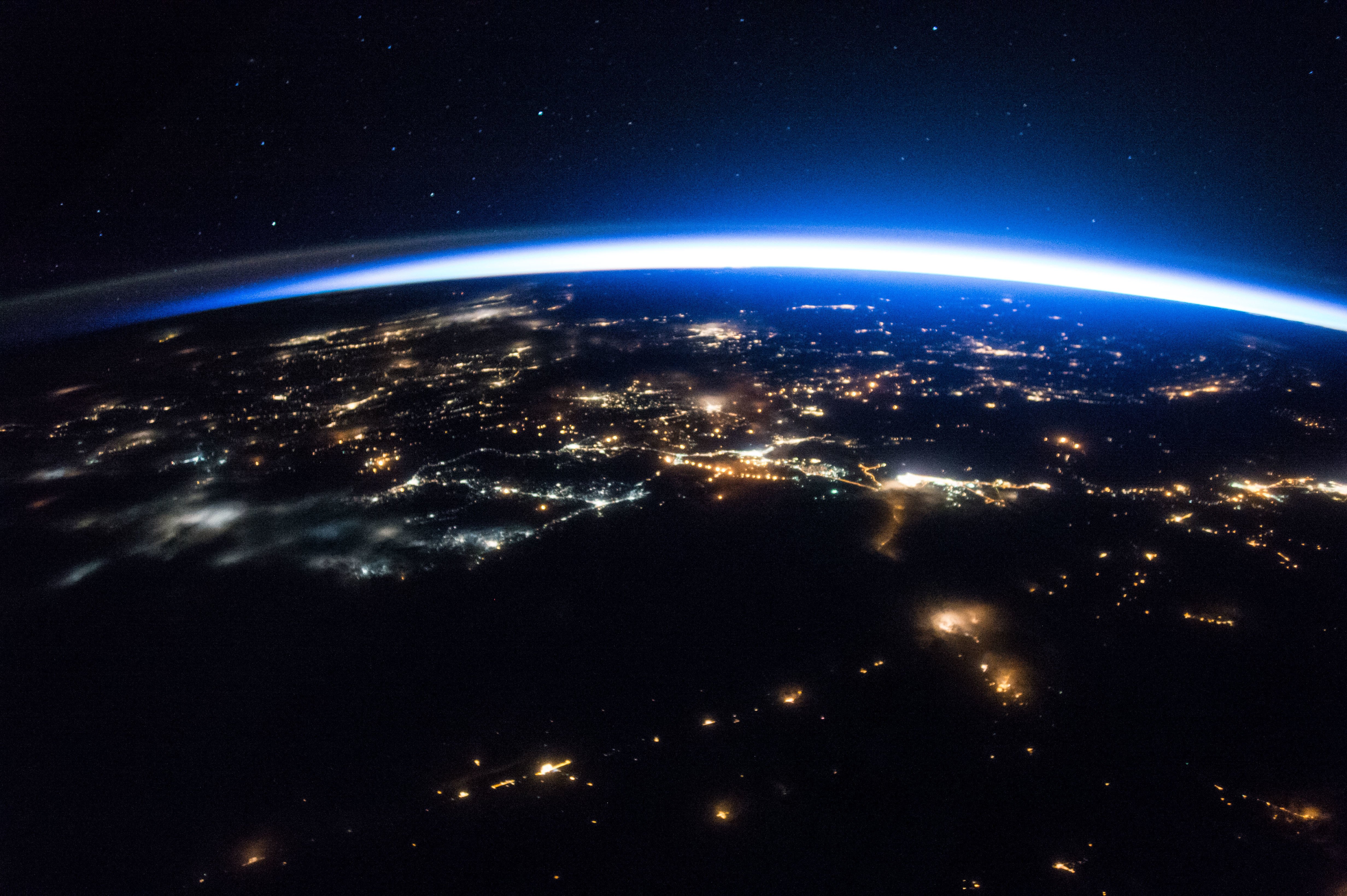 国際宇宙ステーションから見た地球 北半球の夜景と日の光のコラボレーション 出展 Nasa ミクジ Note