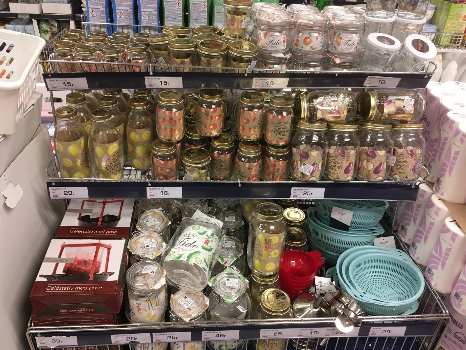 デンマークの夏はクロスグリ、アカスグリ、セイヨウスグリの他にも、チェリー、ストロベリー、ブルーベリー、ラズベリー、ブラックベリーと、ベリー系の果物が豊富! あまりにも多く採れるからか、スーパーでは「ジャム作りセクション」を発見。保存用の瓶だけでなくて、ベリーを洗うためのざる、果汁を絞るためのスタンド、瓶に果汁をいれる漏斗とたくさんのアイテムが売られています。やっぱりデンマークはジャムの国だ・・・。 画像4