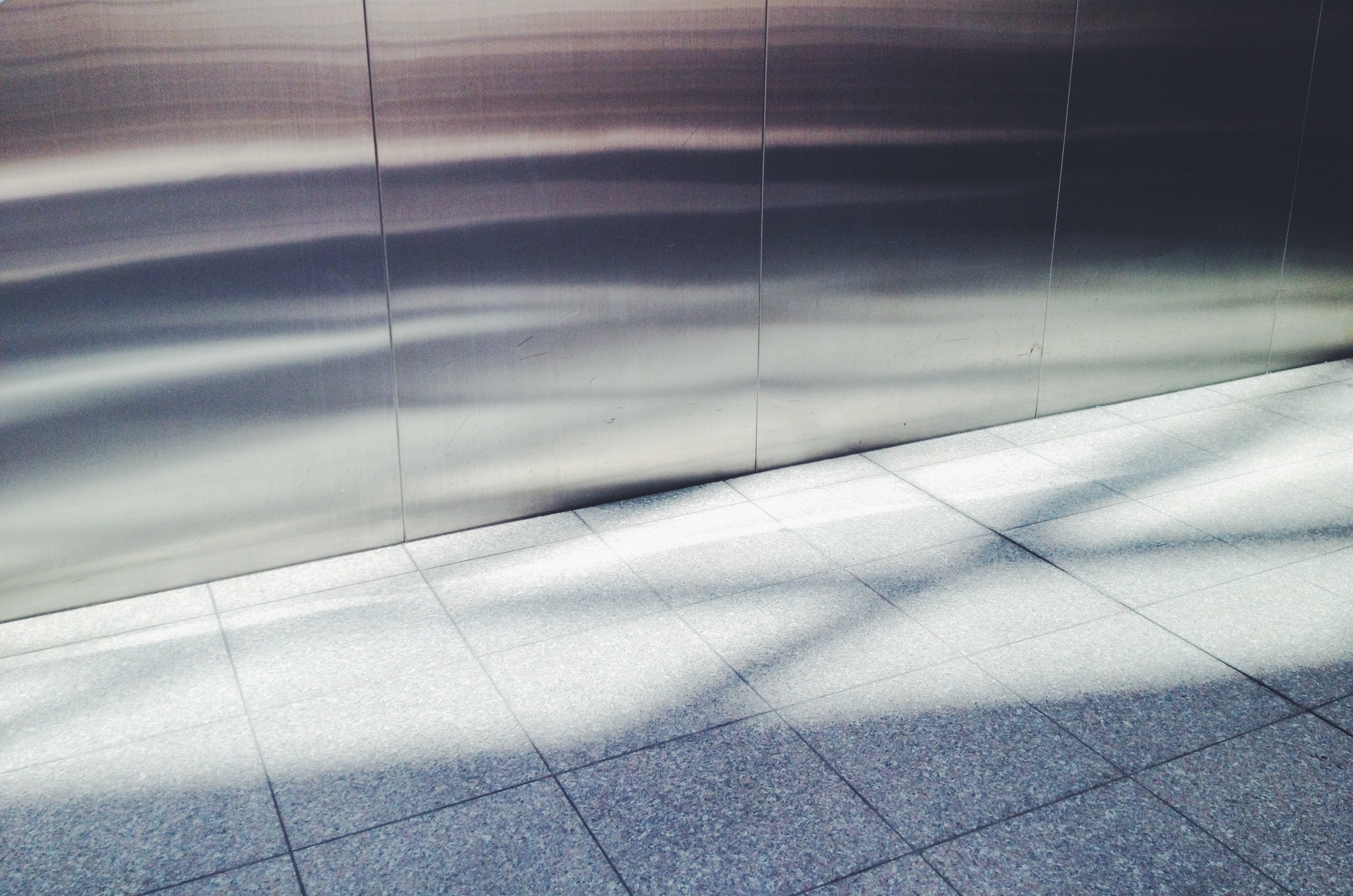 ステンレスの壁と石の床 2511 稲垣純也 Note