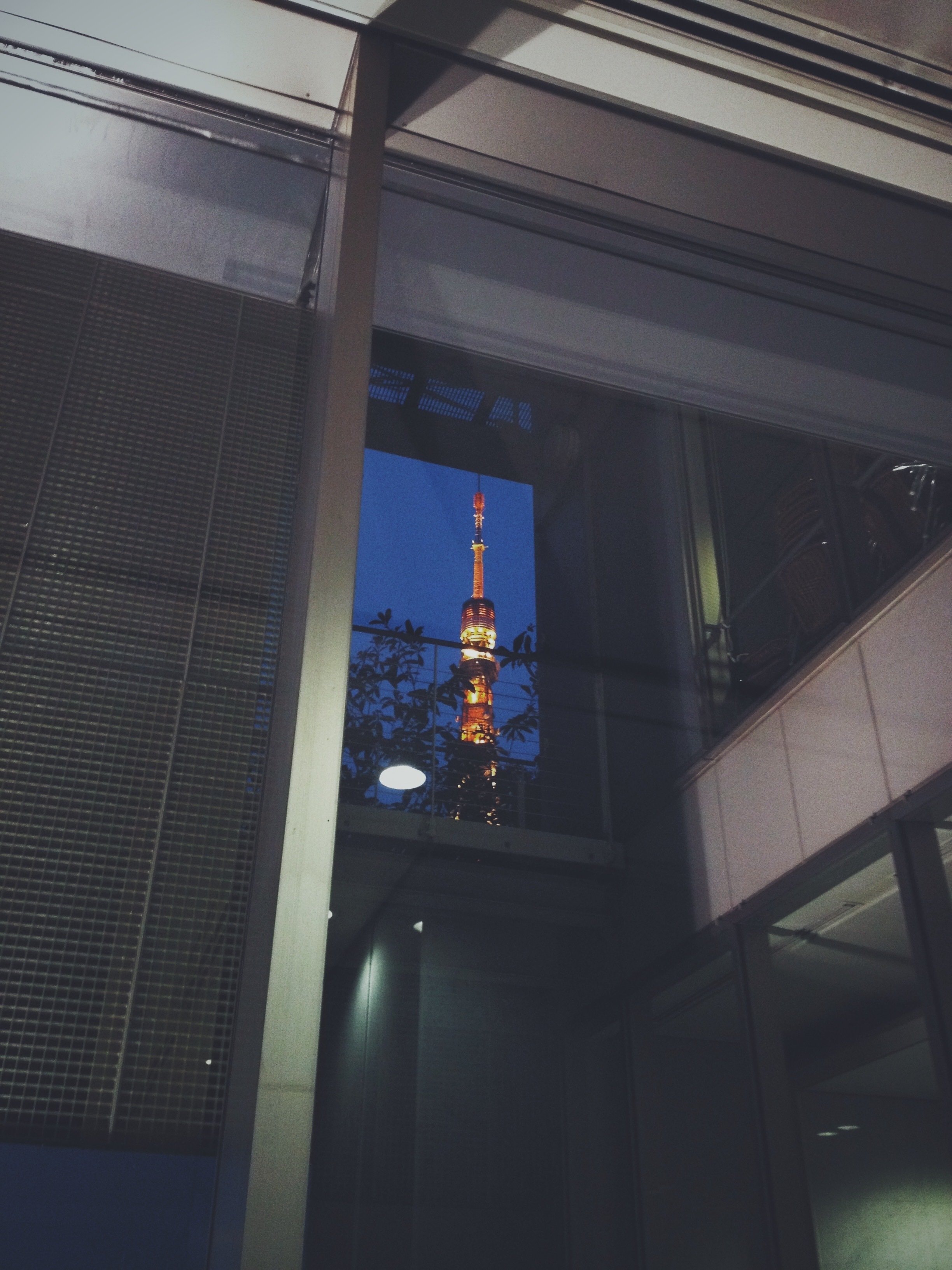 ビルの隙間からの東京タワー 2521 稲垣純也 Note