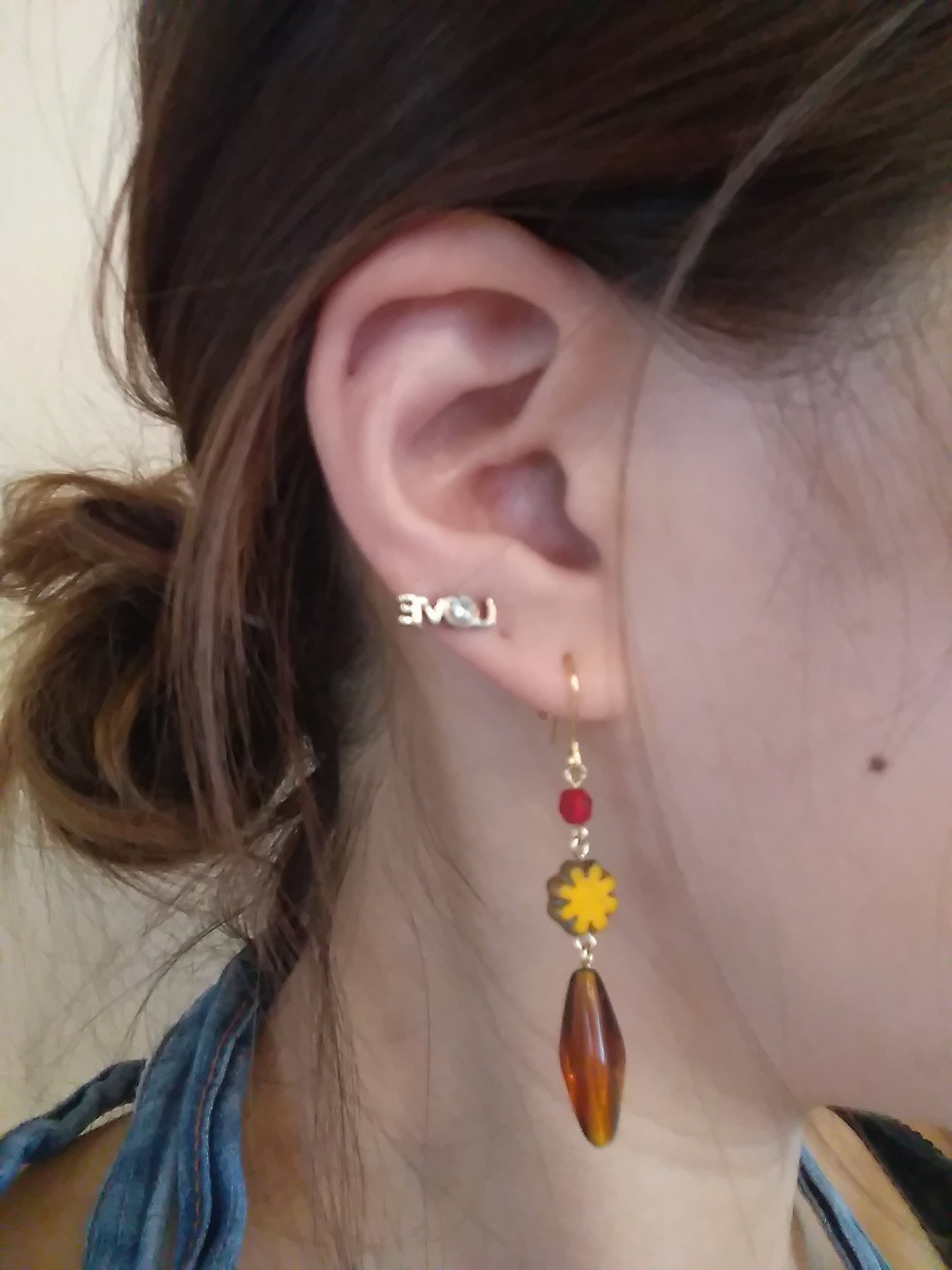 メンズアイテムコーデの時にプラスしてもかわいいチェコビーズピアス Attractive Woman Accessory Note