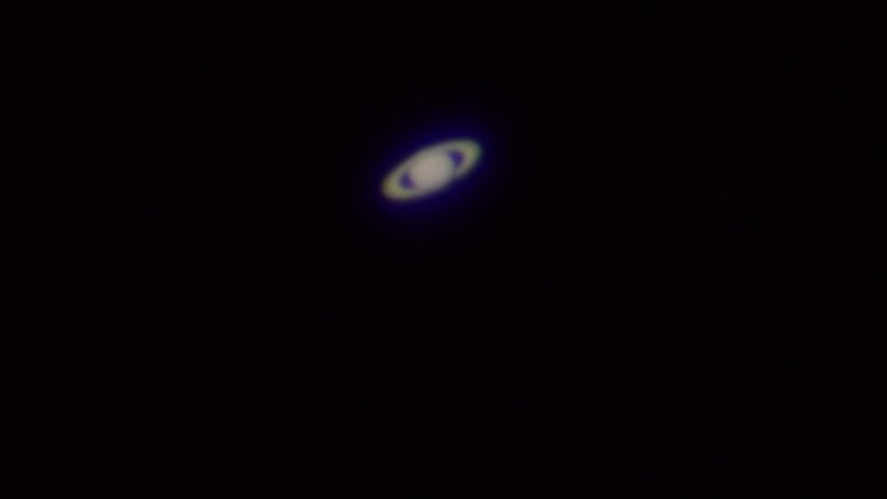 土星が明るいので、屈折望遠鏡で拡大撮影をした。その倒立像のままの一枚撮り画像。