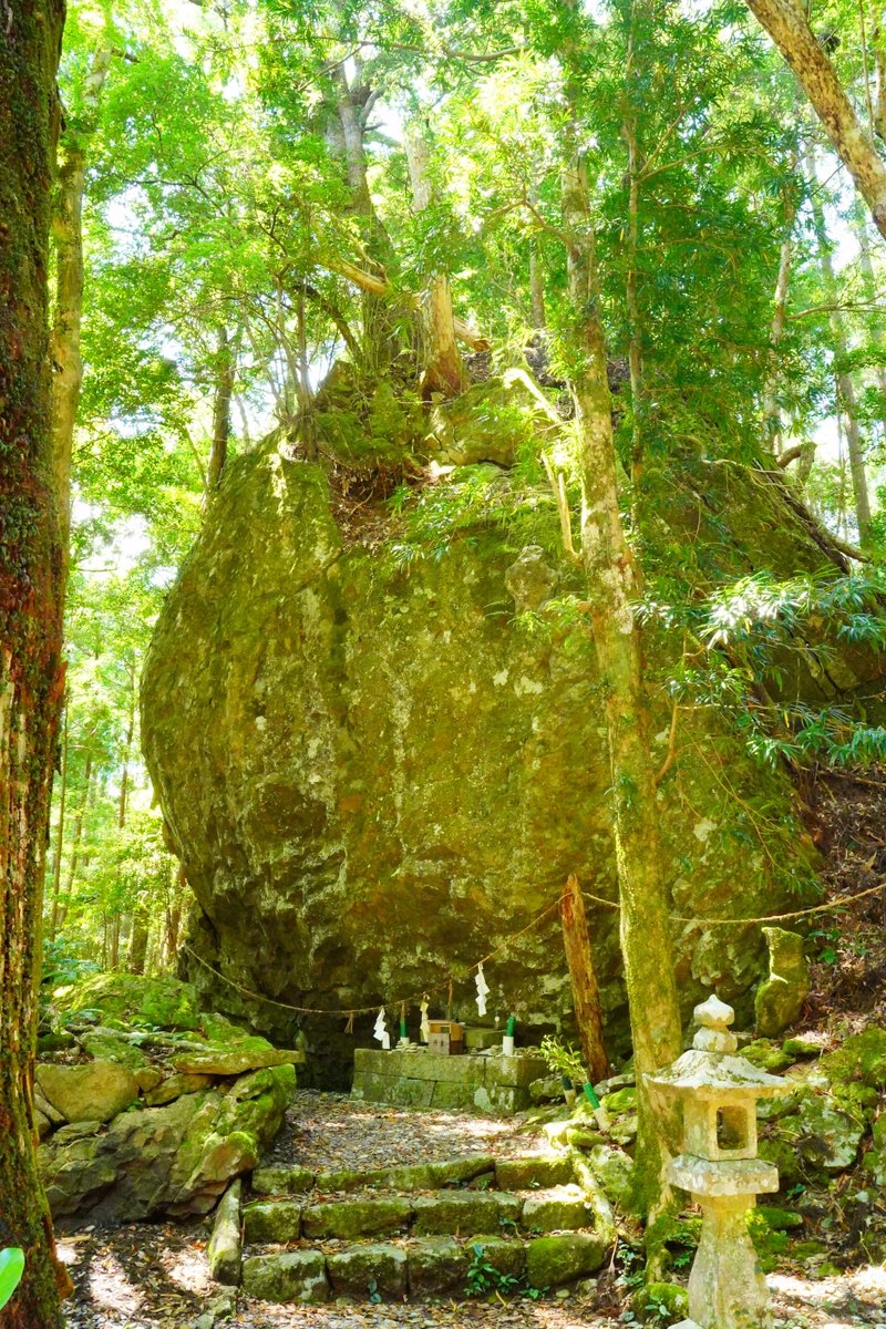 遠い遠い昔から、神がそこに座すことを感じるが故に聖地とされた場所。その後の歴史の流れの中でも原初の姿が守られ、その力が保たれている土地。熊野にはそのような貴重な聖地がいくつも隠されている