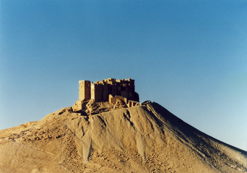 パルミラの遺跡から見たアラブ城　1999年1月
