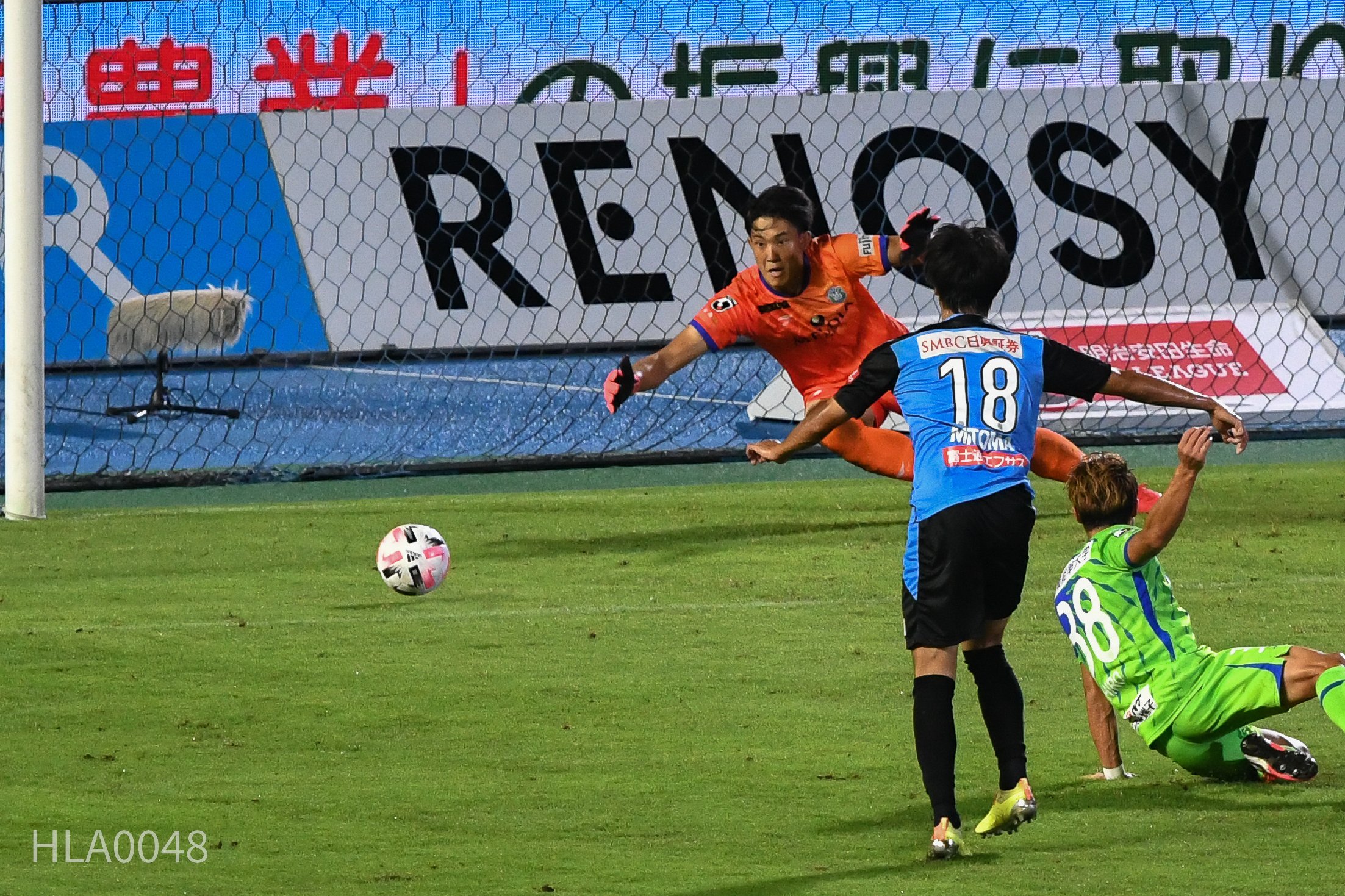 サッカー連続写真 三笘薫のドリブルシュート 7月26日フロンターレ対ベルマーレ Hla0048 Note