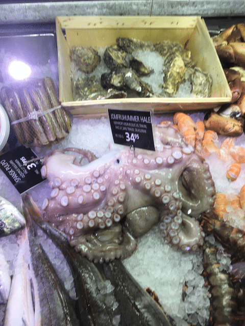 以前書いた note でも紹介しましたが、Salling の魚売場にはタコも売ってます!(普通のスーパーではタコは売っていません) 欲しい分だけ足の数を注文すると、その場で切ってくれるという販売方法でした。 画像6