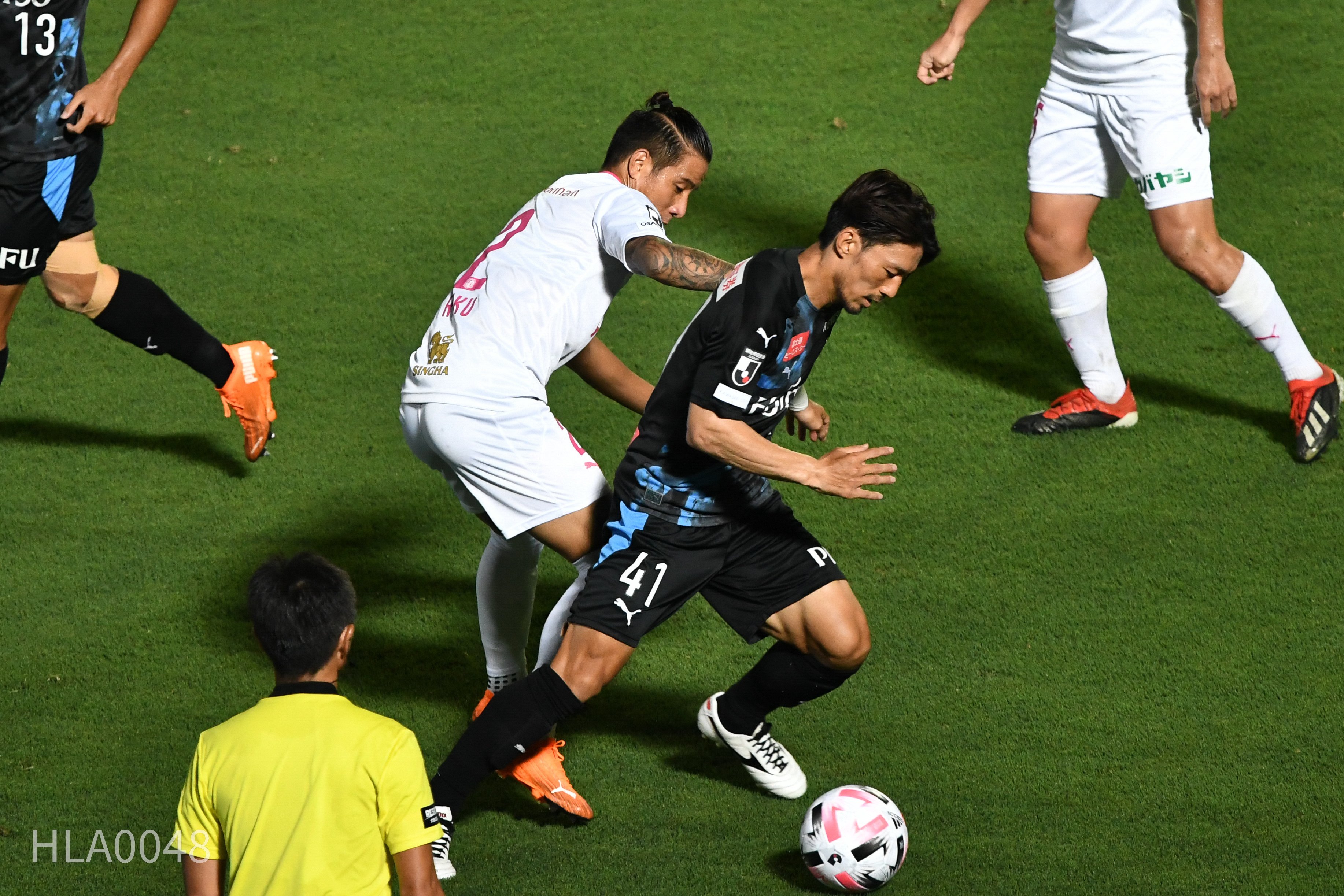 サッカー連続写真 家長のボールキープ 8月19日フロンターレ対セレッソ Hla0048 Note