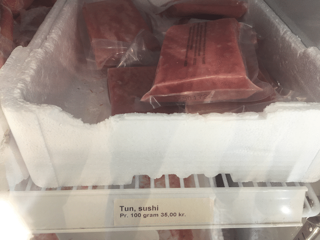 冷凍庫には刺身・寿司用のマグロがありました。ちなみにデンマークでは、魚はいったん冷凍させないと生食として販売してはいけないそうです。 画像7