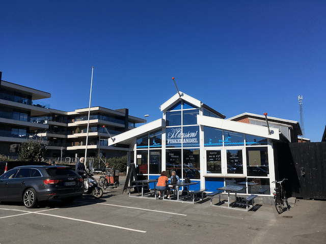 そして、隣にあるもう1つの魚屋は青い屋根が可愛らしい Fiskehandel (魚の取引所という意味)。 画像3