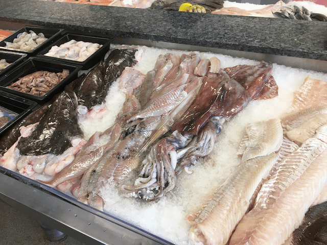 大きめのイカも並んでいましたが、やっぱりタコはいなかったです。(地中海の国を除いて欧州ではタコはあまり食べません) 画像5