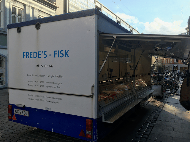 実は、港のフィッシュマーケットにいかなくても、スーパーのFøtexには移動式の魚屋さんが定期的に来てくれます。特定の曜日しか来ないみたいですが、近所にFøtexがあるならこっちの方が楽かも〜。 画像12