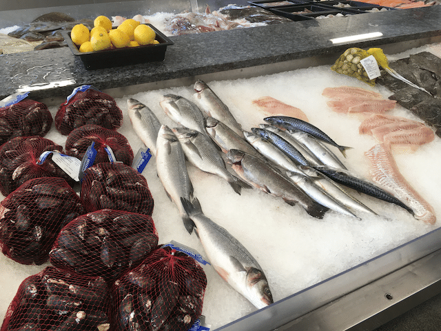 「フィッシュマーケット」と呼ばれていたので魚市場のようなところを想像したのですが、入ってみると普通の魚屋さん・・・。スーパーの魚よりもちょっと種類が多いですが、日本の魚屋に比べるとかなり残念な感じは否めません (笑) 画像4