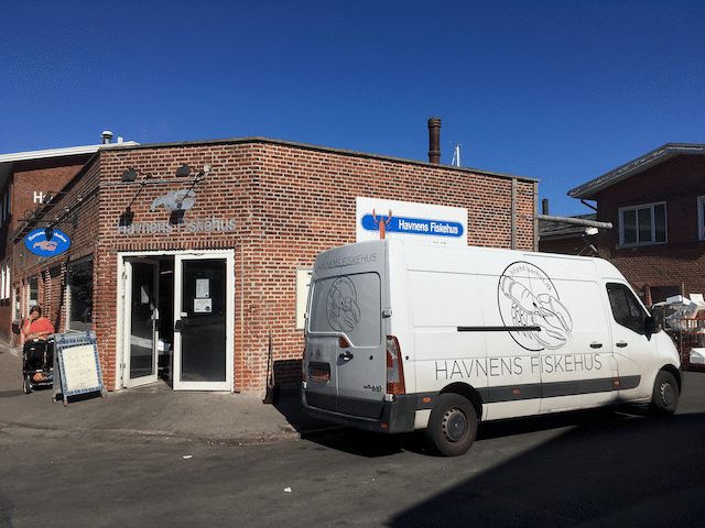 港町なので「フィッシュマーケット」と言われるところもあります! そこには魚屋さんが2店舗あり、1つはロブスターのロゴが可愛らしいHaven Fiskehus(港の魚屋という意味) 画像2