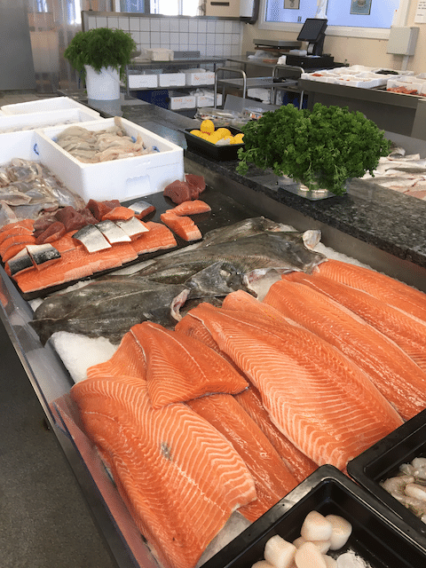 やっぱりサーモンは定番のようです。魚料理で使われることが多い、パセリ・セージなどのハーブも売られているのがちょっと可愛らしい。 画像11