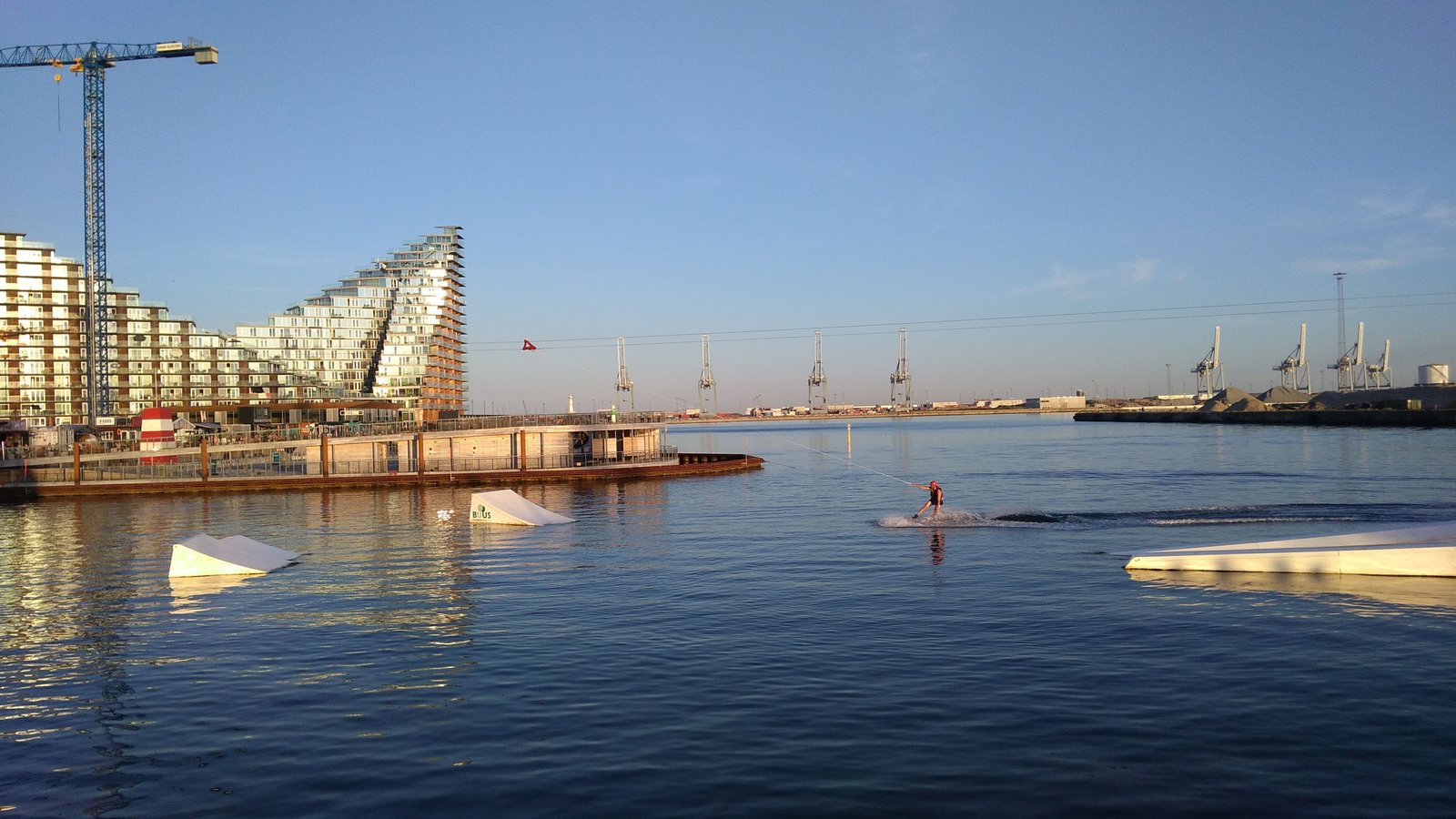 オーフス市は、8世紀ごろにヴァイキングの根城として発展してきた港町。天然の良港なので、貨物船用の船着場、フェリーの発着所、ヨットの停泊所に加えて、遊び場・憩いの場がたくさんあります。 画像1