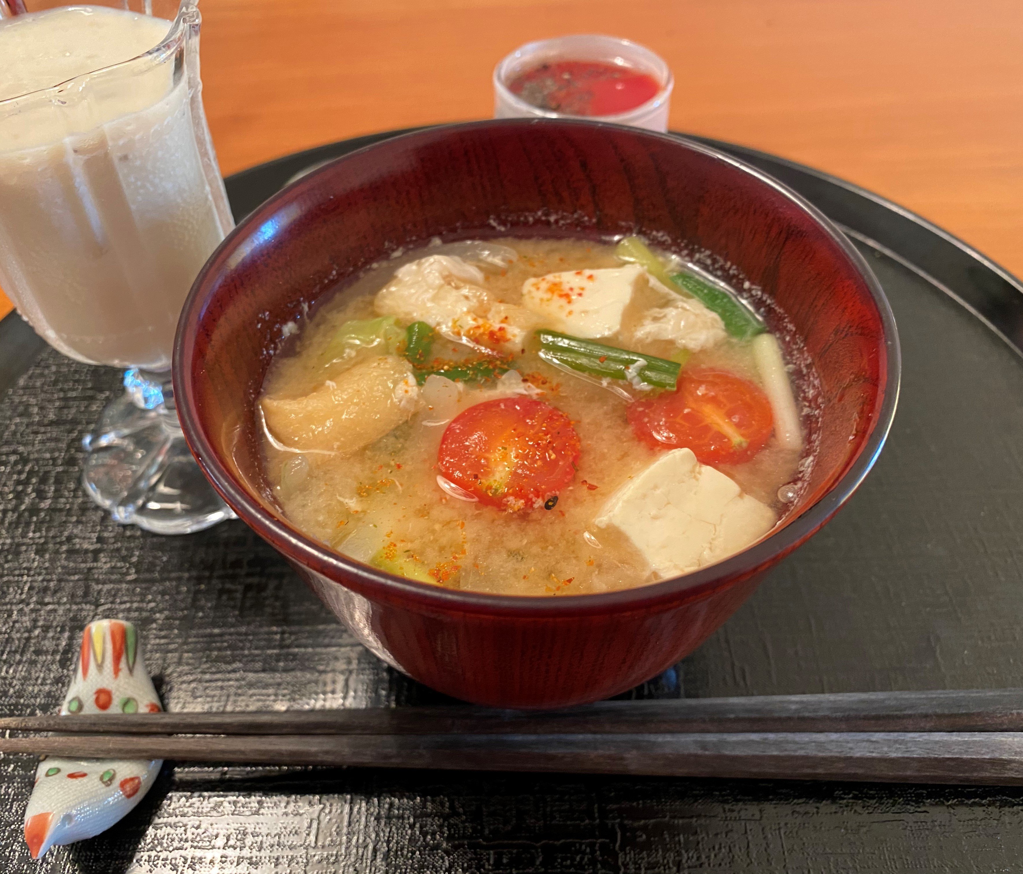 豆腐 玉ねぎ キャベツ 油揚げ 万能ねぎ 玉子の白味の味噌汁にプチトマト かんじい Note