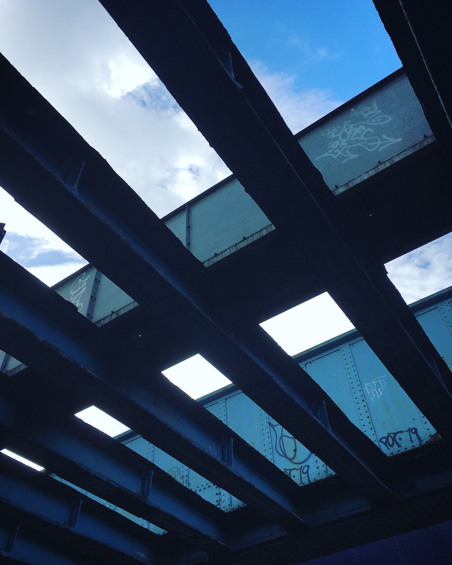 信号待ちで空を見上げる癖|空即是色 in ロンドン