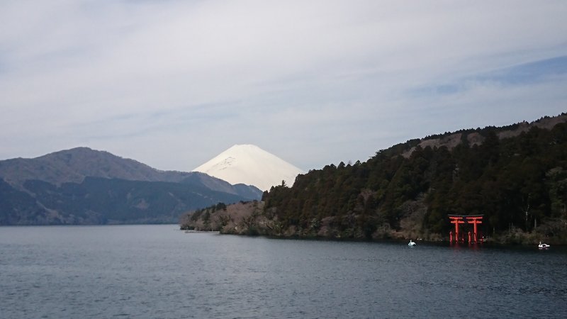 note124日目。芦ノ湖から見える景色。この日は富士山が綺麗に見えたな～。箱根の温泉も非常に気持ちよかった。湖とか海とか川とか、水が好きだな～と最近気がついた。「行く川のながれは絶えずして、しかも本の水にあらず。よどみに浮ぶうたかたは、かつ消えかつ結びて久しくとゞまることなし。」（鴨長明『方丈記』より）