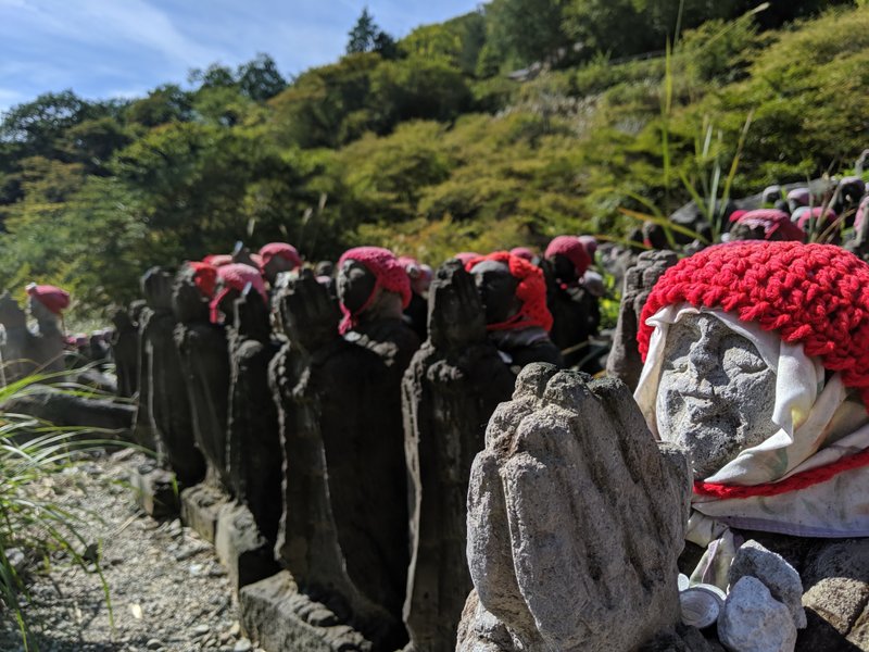 note127日目。栃木県の那須町にある殺生石付近にある千体地蔵の写真。お地蔵さんらは天に向かい祈りを捧げている。