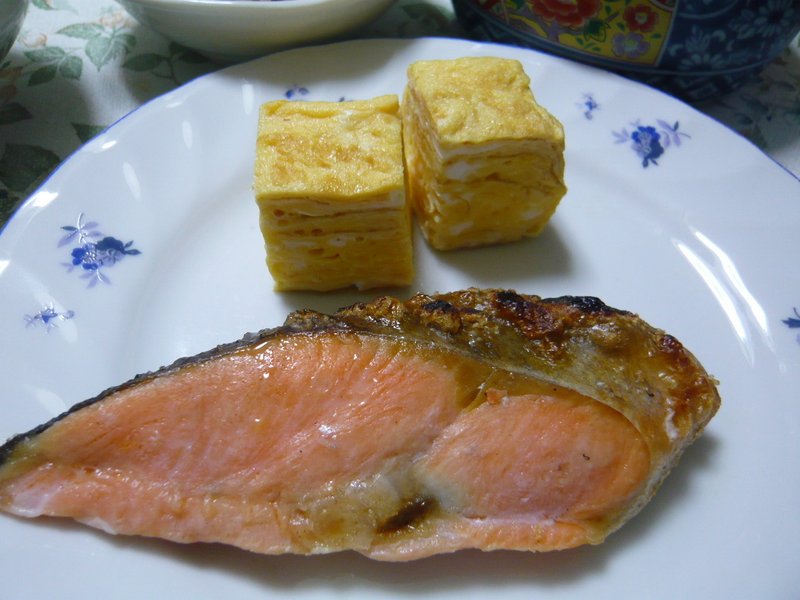 今日の晩御飯は塩鮭と玉子焼き！！