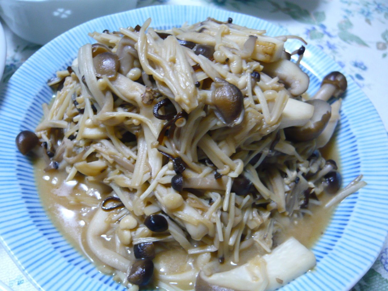 今日の晩御飯 鶏モモ肉の照り焼きとキノコのバター炒め 水野かつひこ Note