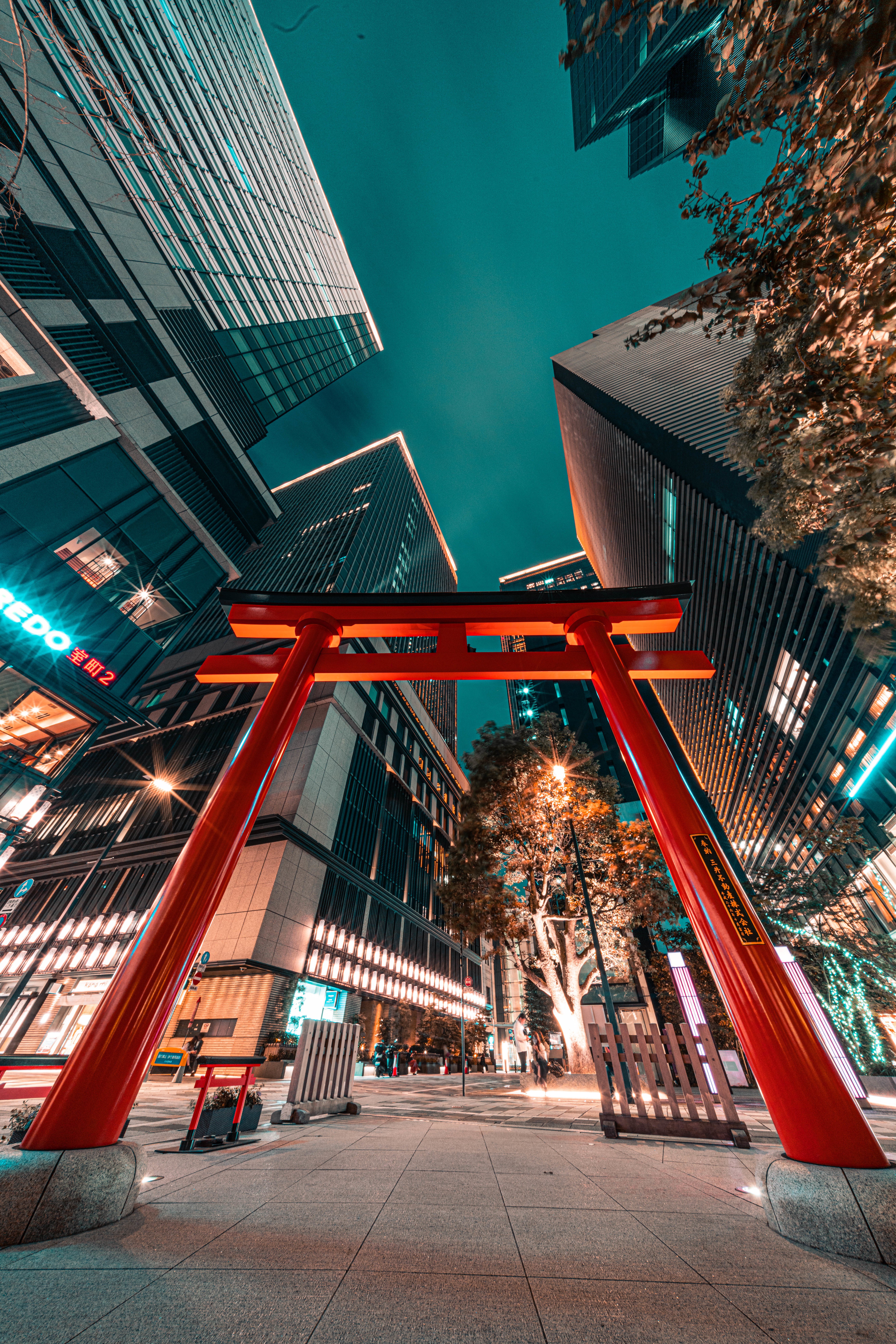 人工物の塊に一つの鳥居 O太郎 Urban Photographer Note 人工物の塊に一つの鳥居 O太郎 Urban Photographer Note