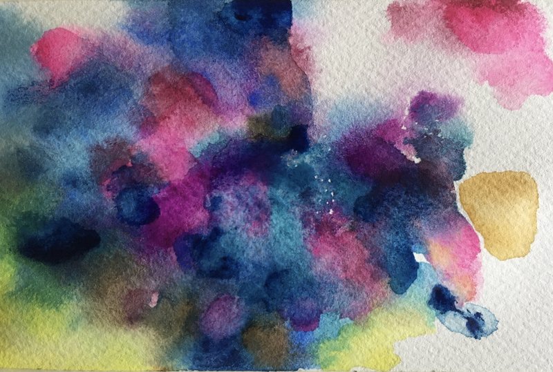  毎日﻿絵を描き始めてから150日経ちました。初めの頃に描いたムラサキタマネギ。友人から送られてきたもの。色がとっても鮮やかで、切ると透明で紫のラインが冴えていて、ツンと薫って。手に包むと大きくて。絵を描き始めると、色の贈り物があちこちから届くようになりました。色とりどりの旬の野菜と果物がキッチンを彩ります。私は料理するより食べるより描く！が優先です。ムラサキタマネギさんがその第一号でした。届いたときの感動、手に触れたときの気持ちと切ったときの感動を描きました。画題『ムラサキタマネギが届いた！』