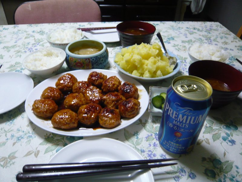 今日の晩御飯　ご飯（ビール）　味噌汁　鶏つくね焼き　粉ふきイモ