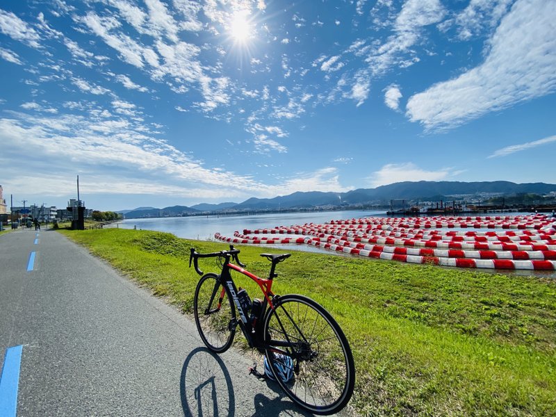 琵琶湖とロードバイク