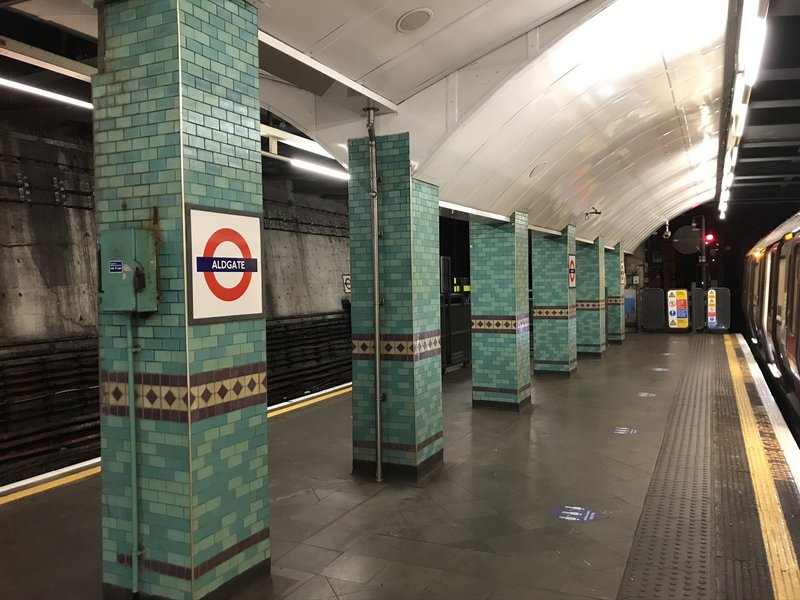 “Aldgate Tube Station” in London。装飾が凝っているわけではありませんが、柱の色に目が行きました。