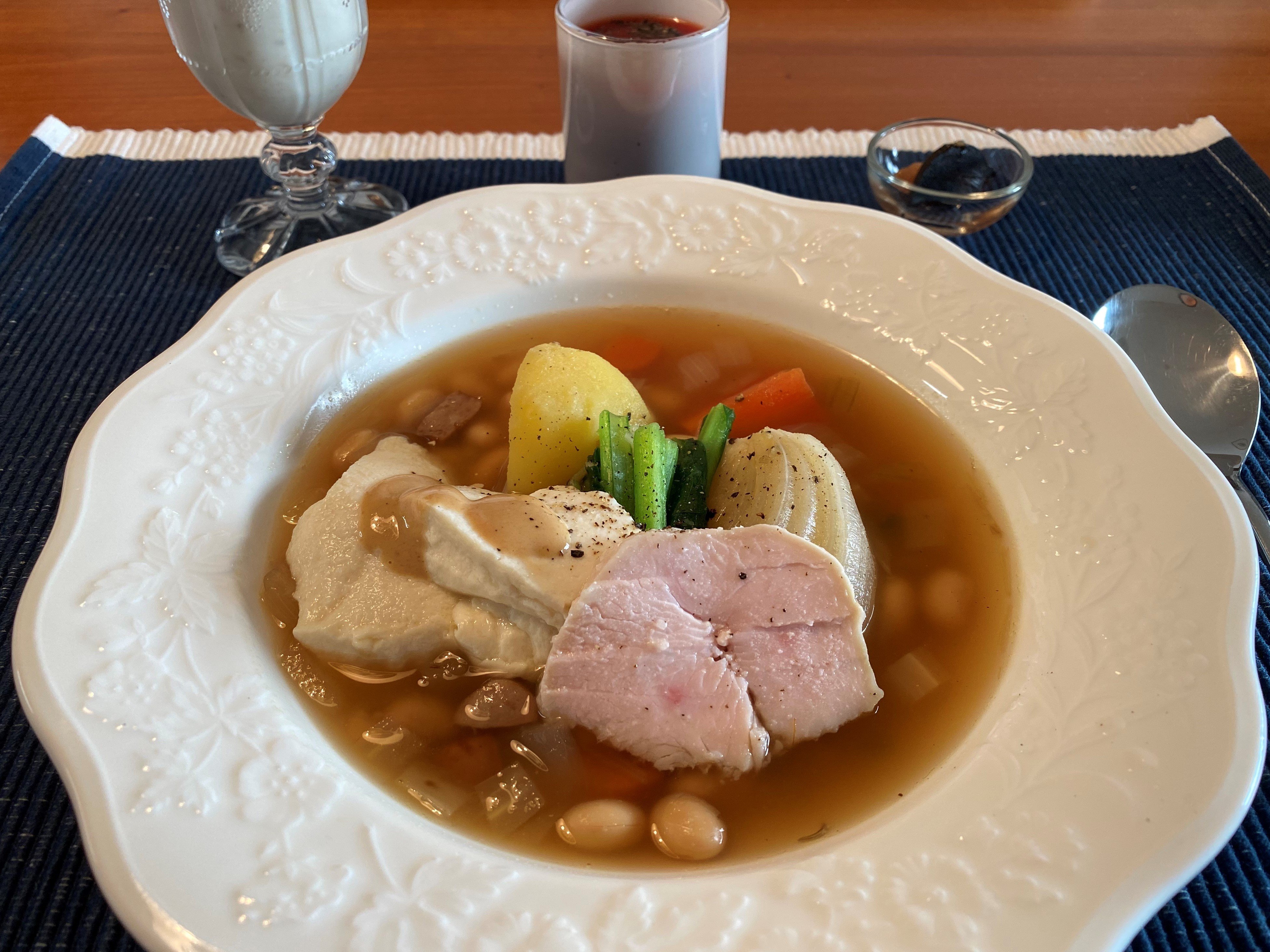 家人のリメイク朝ご飯 豆のコンソメスープに出来立て鶏 ハム ごろっとじゃがいも 玉ねぎ おぼろ豆腐にはゴマペーストとマヨネーズ 醤油を合わせた旨みがのっかっている うまい かんじい Note 家人のリメイク朝ご飯 豆のコンソメスープに出来立て鶏 ハム ごろっとじゃがいも 玉ねぎ おぼろ豆腐にはゴマペーストとマヨネーズ 醤油を合わせた旨みがのっかっている うまい かんじい Note