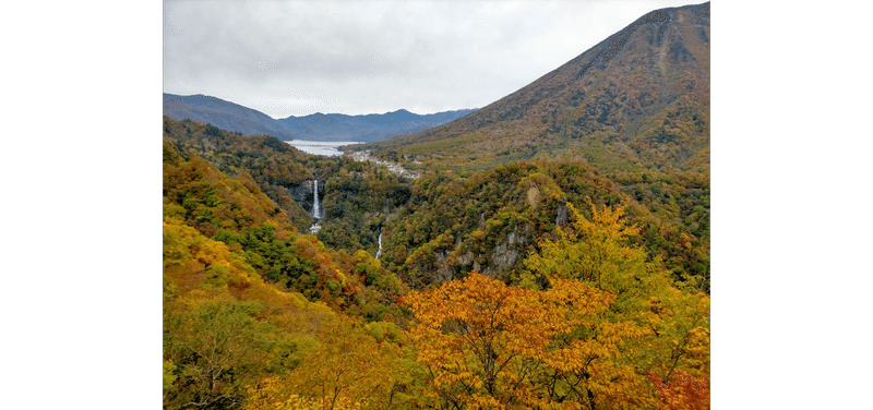 いろは坂をくねくね登って明智平ロープウェーへ。中禅寺湖から落ちる華厳の滝と、右手に男体山。