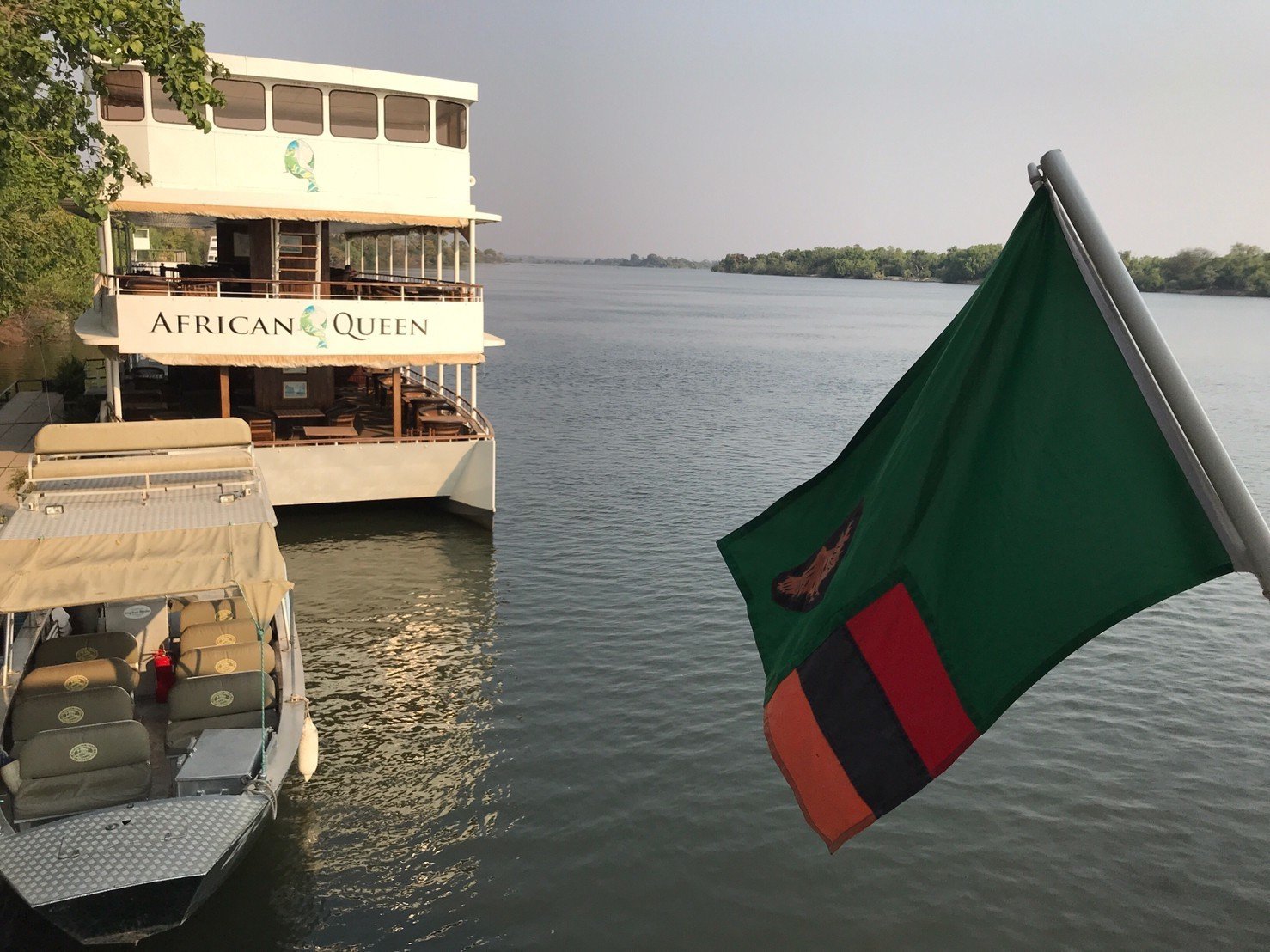 ザンビアの観光地 リビングストン（世界遺産ビクトリアの滝がある街）のザンベジ川のサンセットクルーズ｜ねこinザンビア