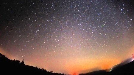 2020年11月17日～18日、「しし座流星群」が見ごろを迎えました。（写真は参考画像です。）　