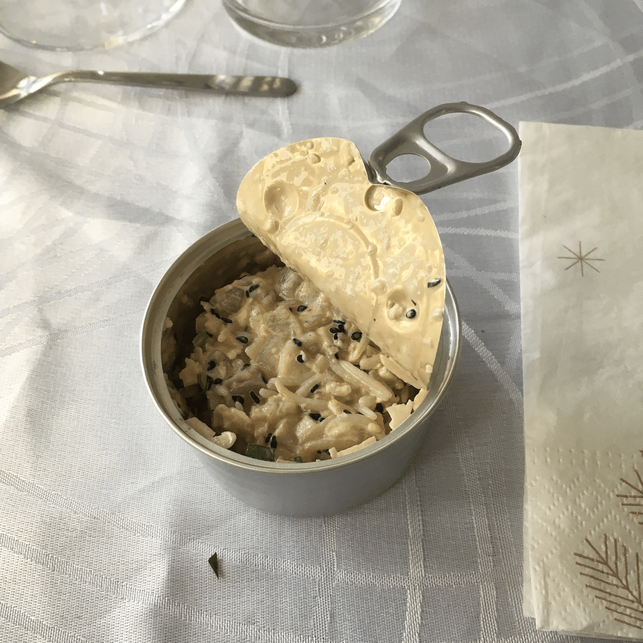 缶詰が配られたと思ったら、鱒のカルパッチョでした。「開ける前によく振ってね」と案内されたのがちょっと面白い。マヨネーズで和えてあり、かなり美味しかった! 画像5