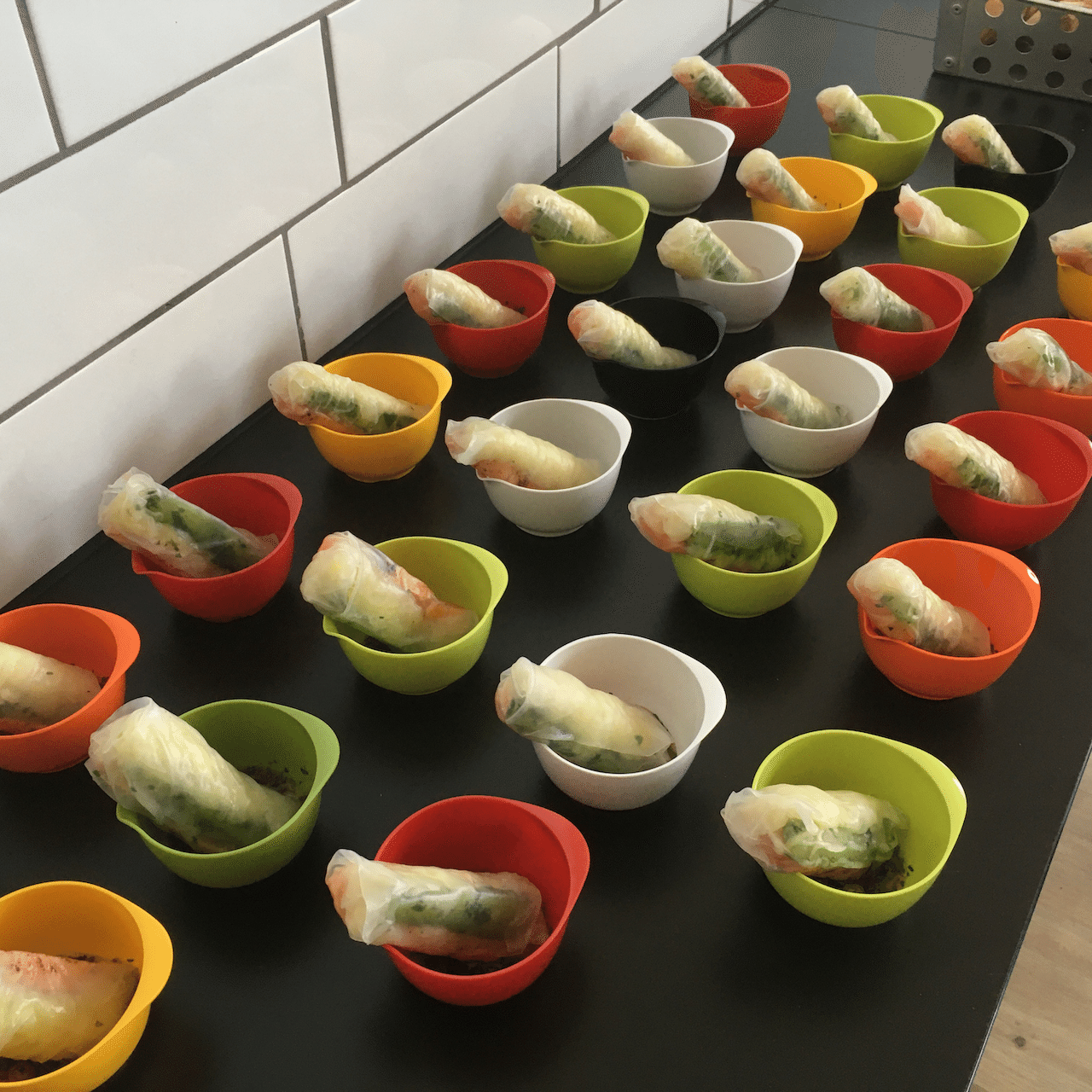 通常はレストランを貸し切るそうですが、公共の場での集まりは上限10人となっているため、今年は会社の食堂にフードケイタリングしてもらう形での開催となりました。(プライベートな集まりは上限10人が推奨されていますが禁止ではありません) 画像3