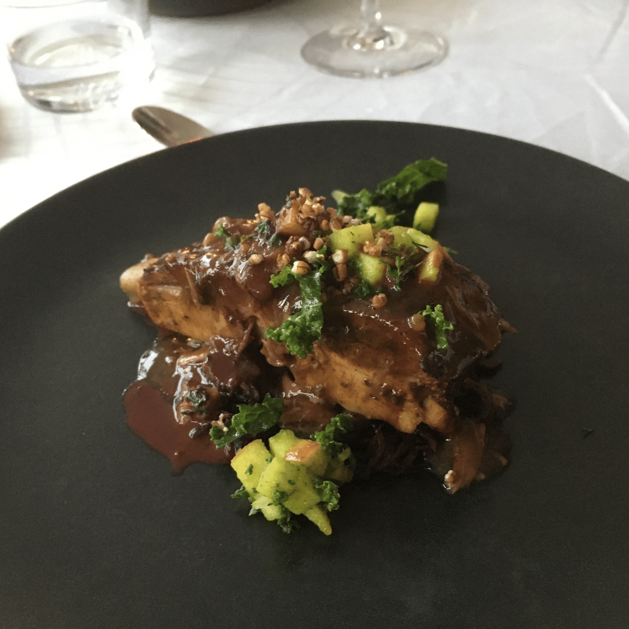 メインディッシュ2品目は、キムチ風味のスペアリブ。キムチで少し甘味と酸味が加わったソースおいしく、スペアリブのお肉はホロホロ。 画像7