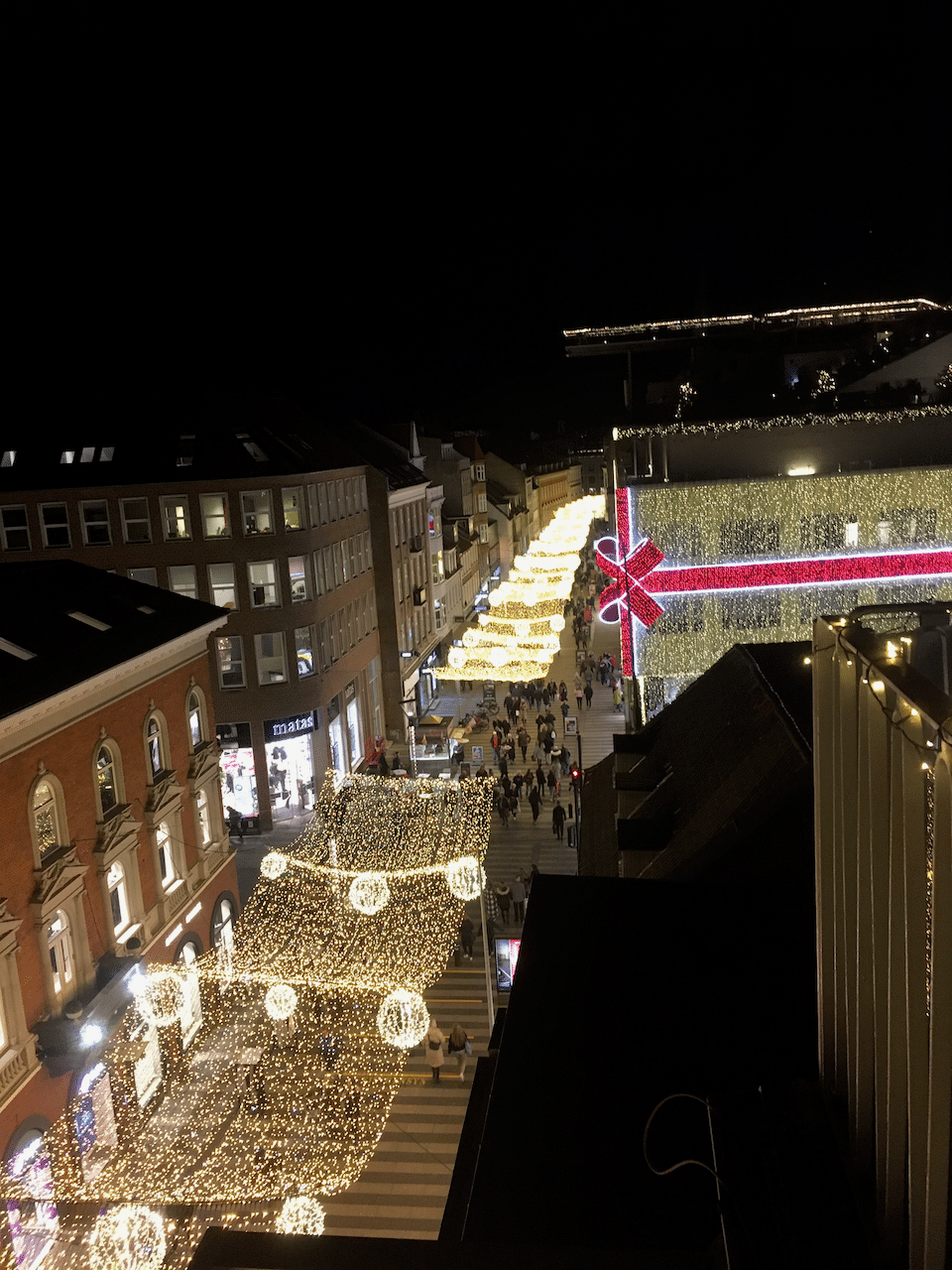 実は今日、ちょっと早めですが会社のクリスマスディナーでした!! 本当なら12月に開催でしたがコロナ影響で例年よりも早めに開催。ライトアップは会社のバルコニーから見えるSalling 百貨店と目抜き通りです♪ 画像1