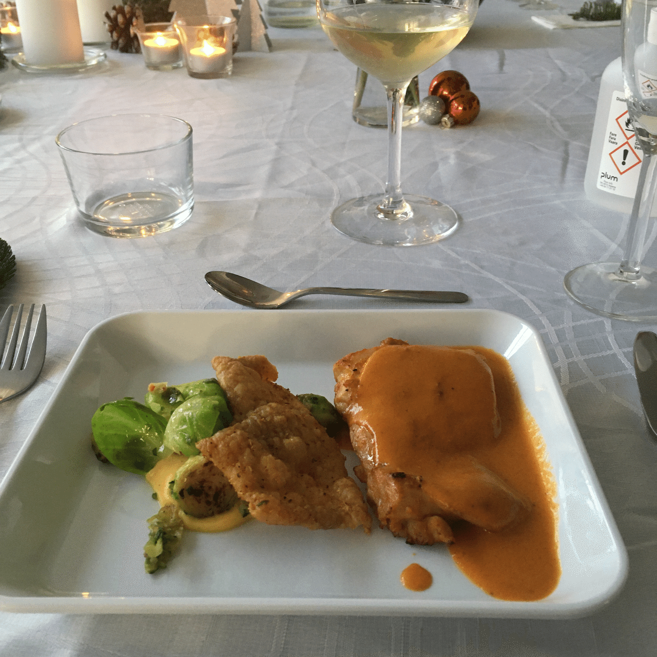 メインディッシュ一品目はバターチキンソースのグリルチキン。パリパリに焼いた皮が添えてあって超美味しい!!デンマーク料理って、鶏皮や豚皮をパリッ・カリッと仕上げるのが天才的に上手(笑)。 画像6