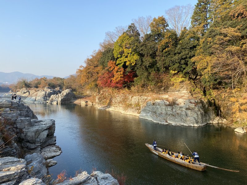 これが噂の川下りか・・・・にしても紅葉綺麗