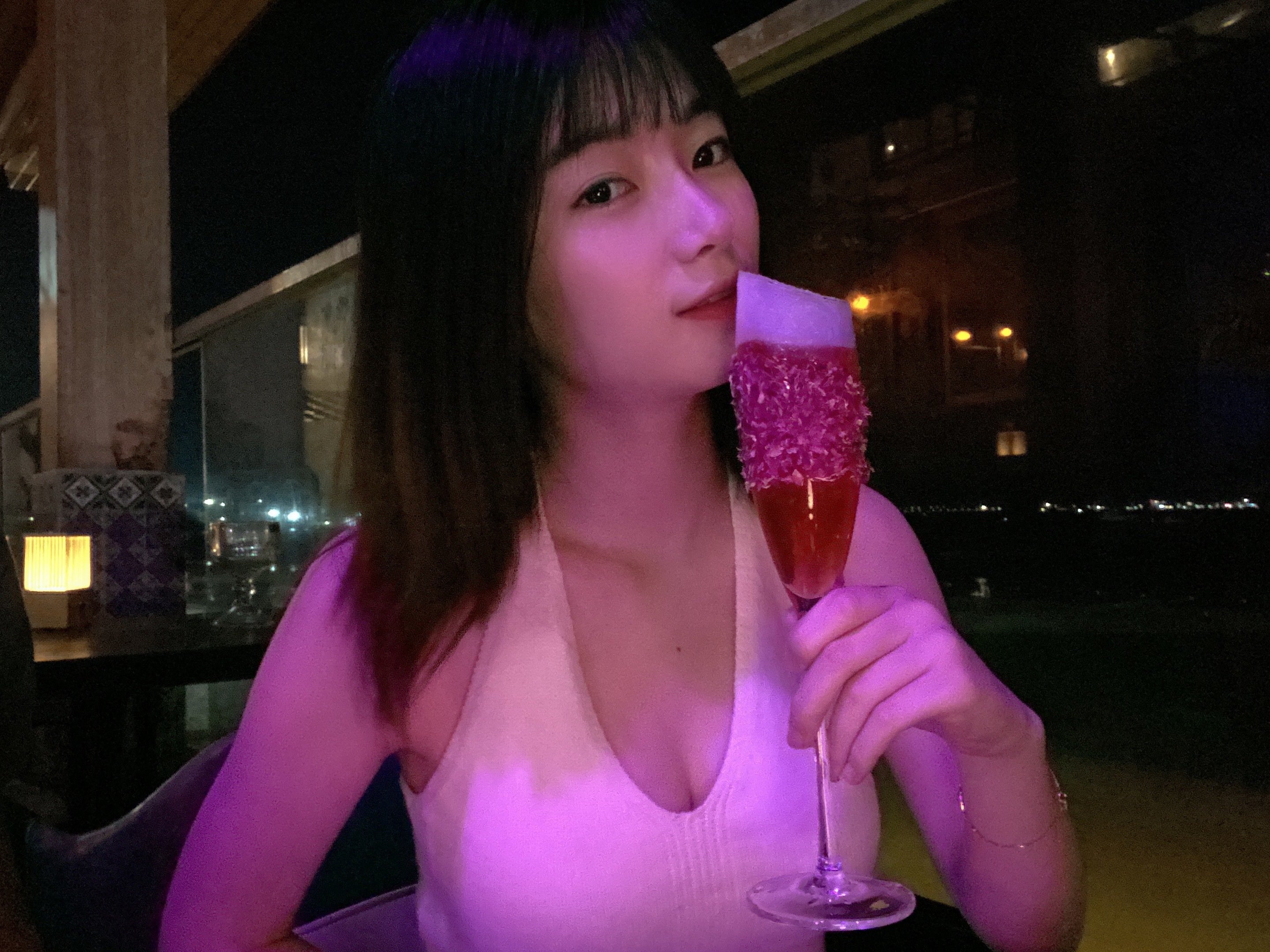 飲むのが好きな台湾の女の子 飛んでいる羽 Note