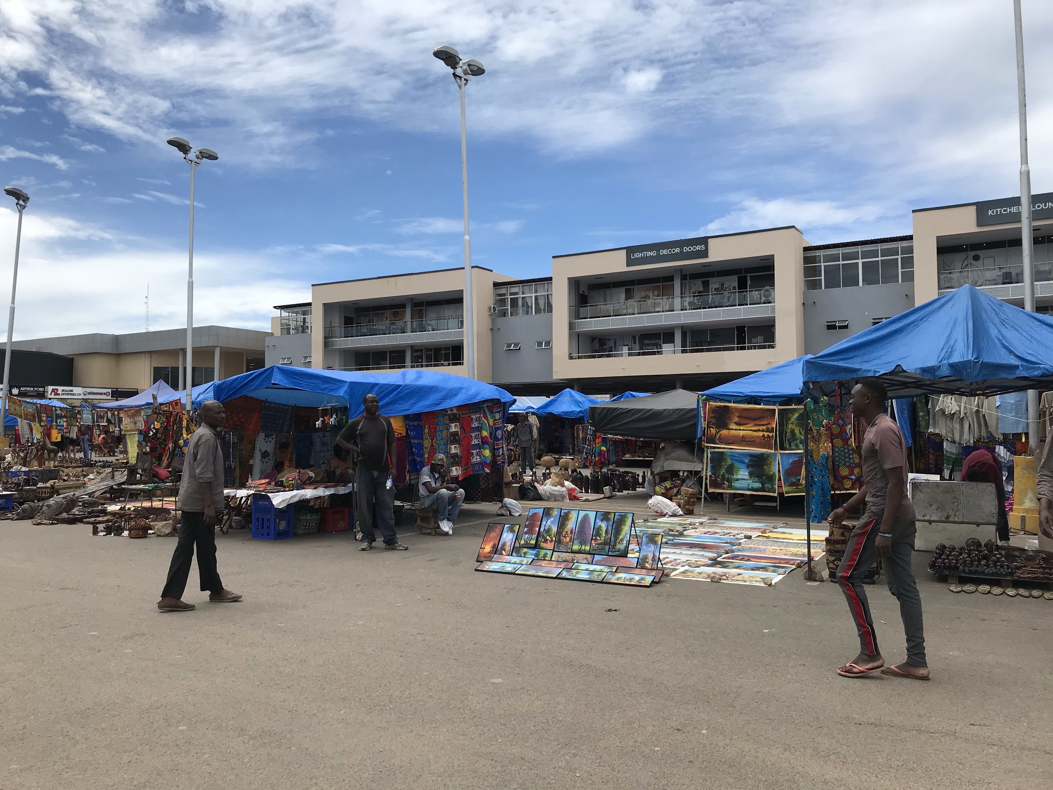 ザンビアのお土産を買うならここ サンデーマーケット 首都ルサカのアーケーズショッピングモール ねこinザンビア Note